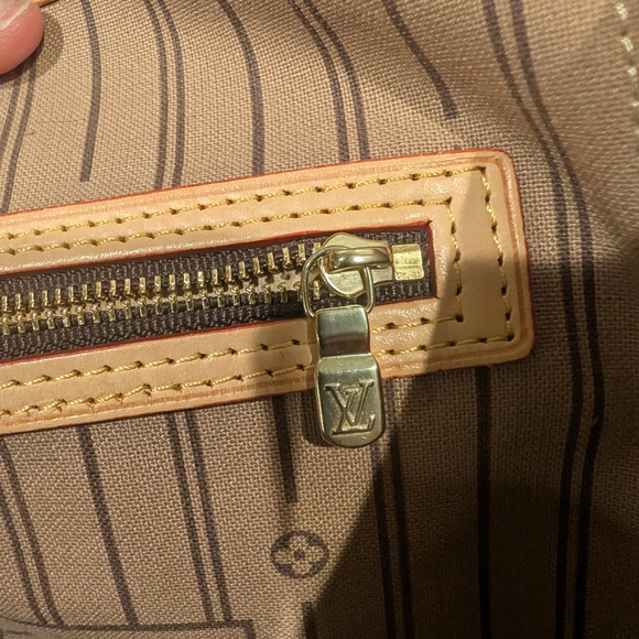 Louis Vuitton Monogram Canvas Tote in Brown with Tan Trim - Picture 7 of 10